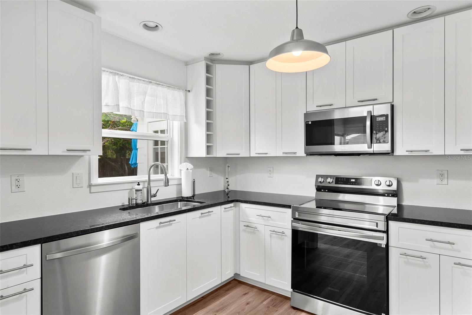 Image 15 of 39 For 549 39th Avenue Ne