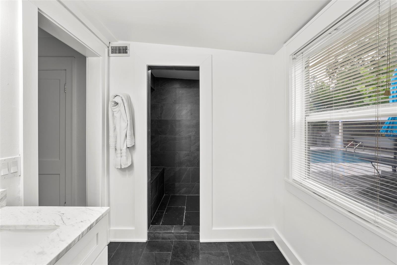 Image 23 of 39 For 549 39th Avenue Ne