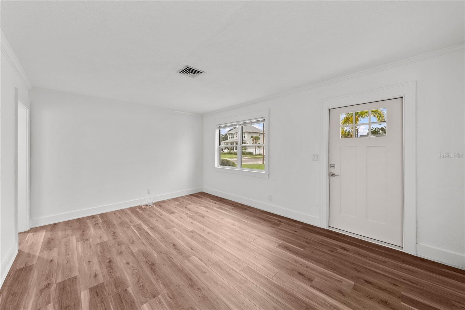 Image 4 of 39 For 549 39th Avenue Ne