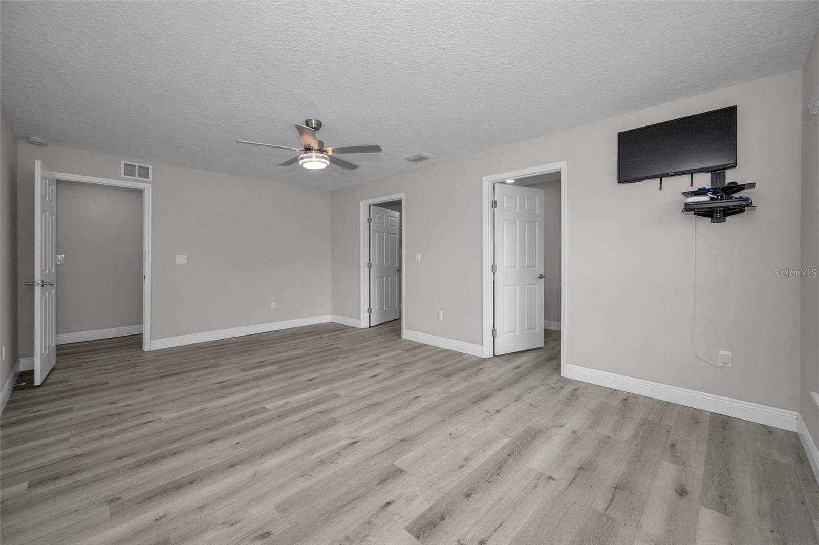 Listing photo id 15 for 2307 47th Street