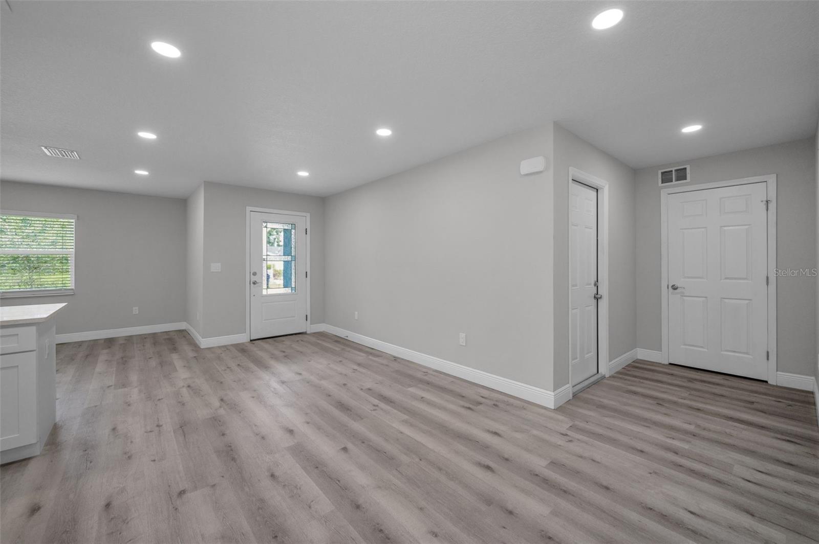 Listing photo id 2 for 2307 47th Street