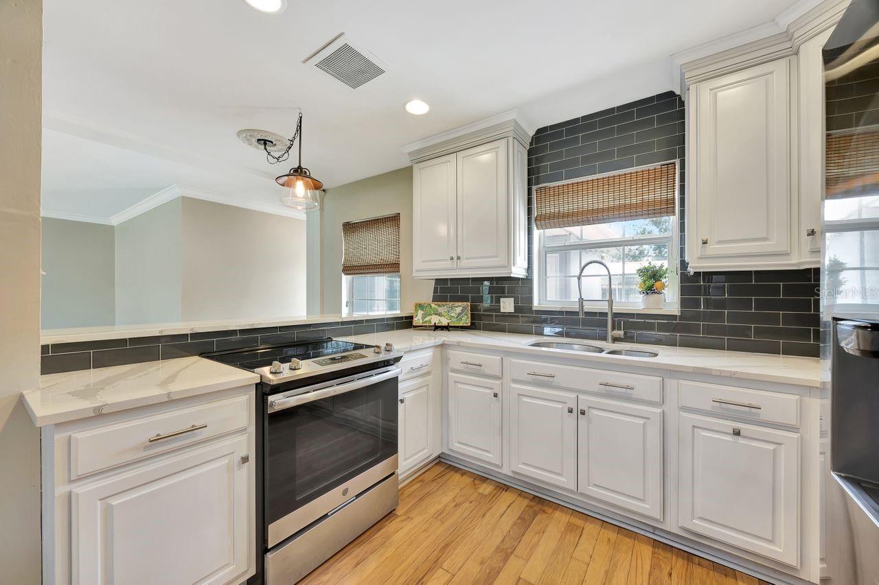 Image 7 of 27 For 4619 Bay Villa Avenue