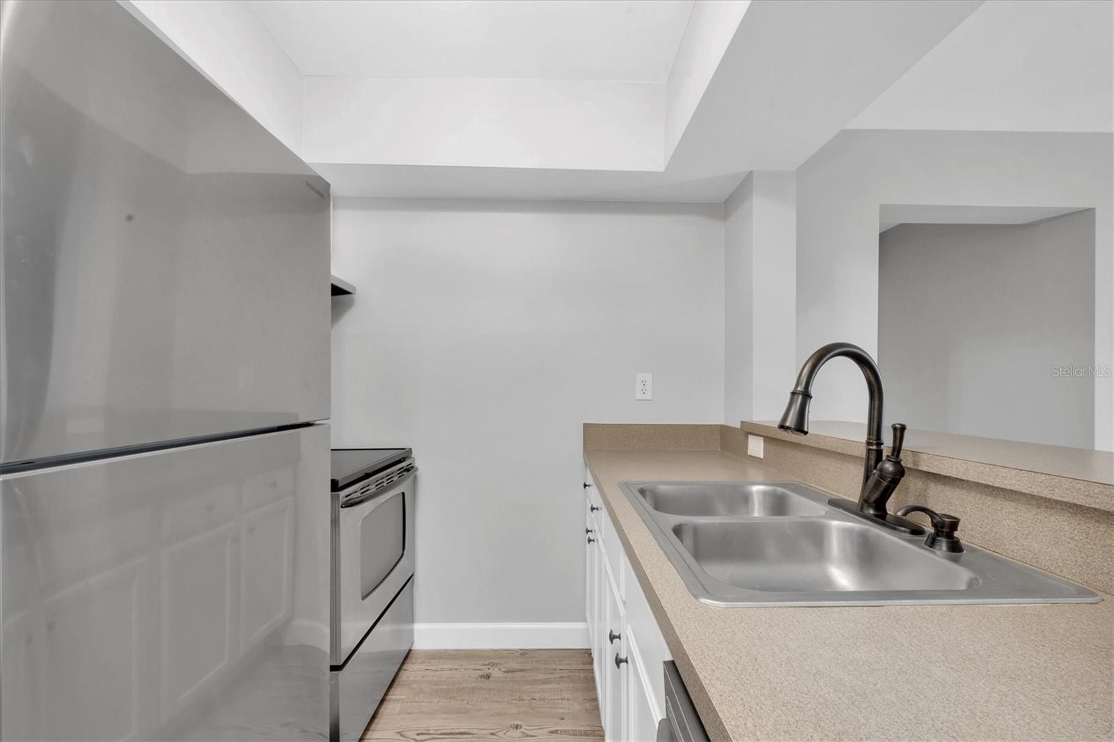 Image 4 of 21 For 406 Cedar Street 403