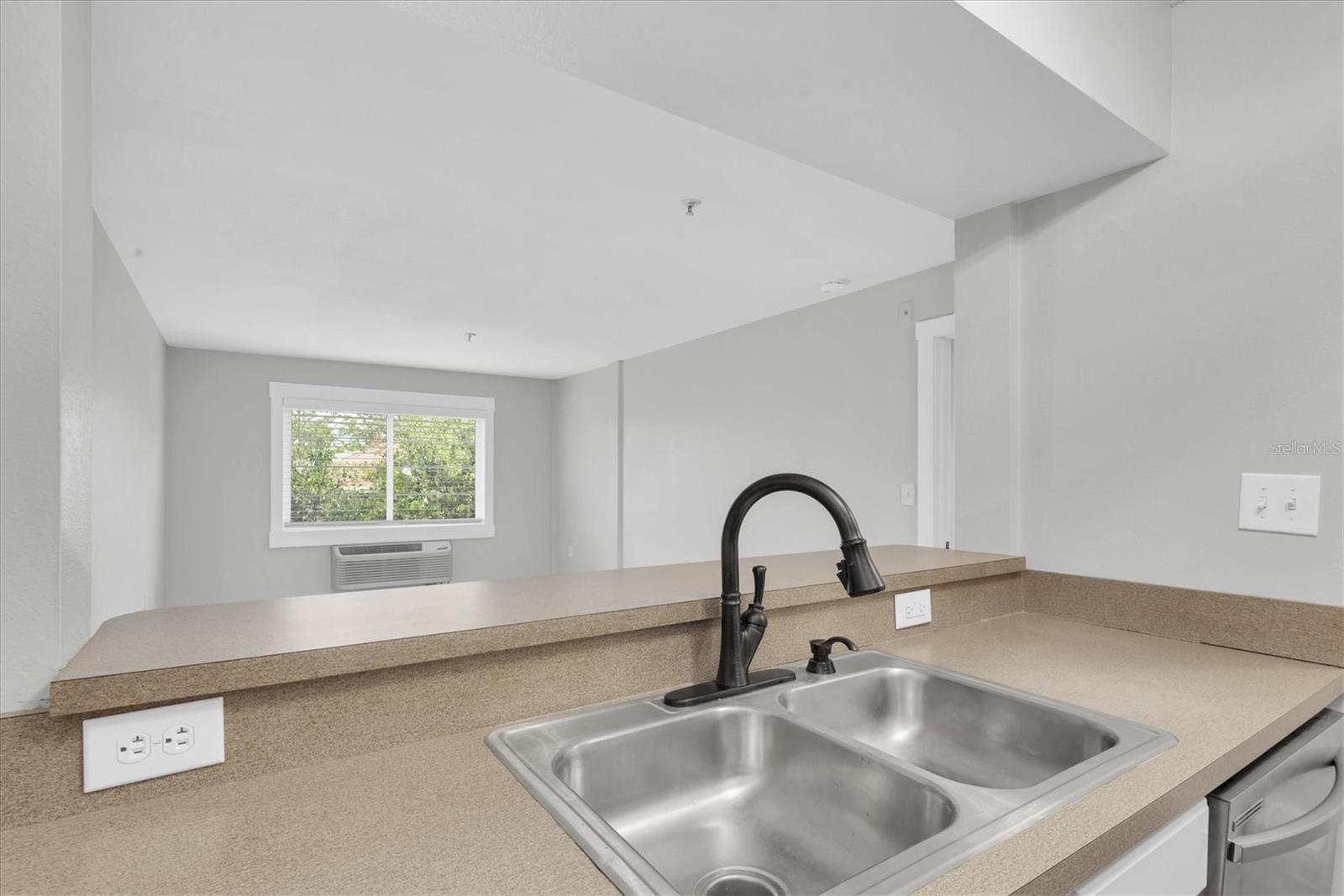 Image 5 of 21 For 406 Cedar Street 403