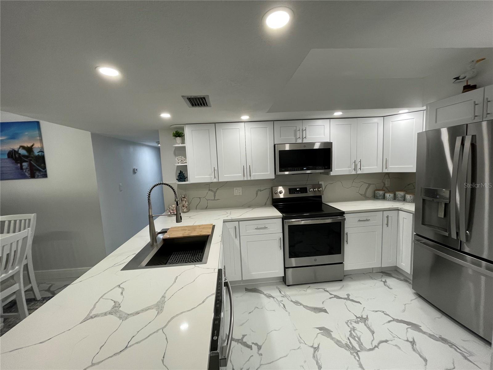 Listing photo id 10 for 1380 Gulf Boulevard 805