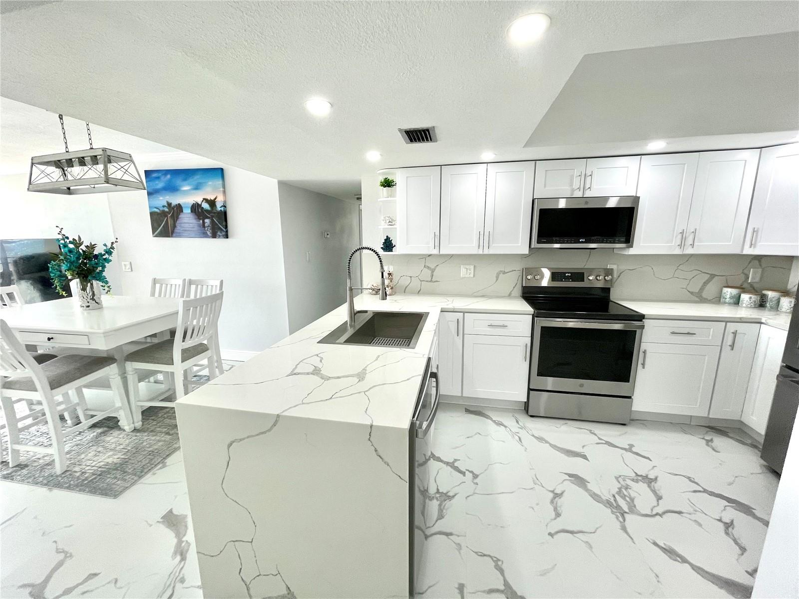 Listing photo id 11 for 1380 Gulf Boulevard 805