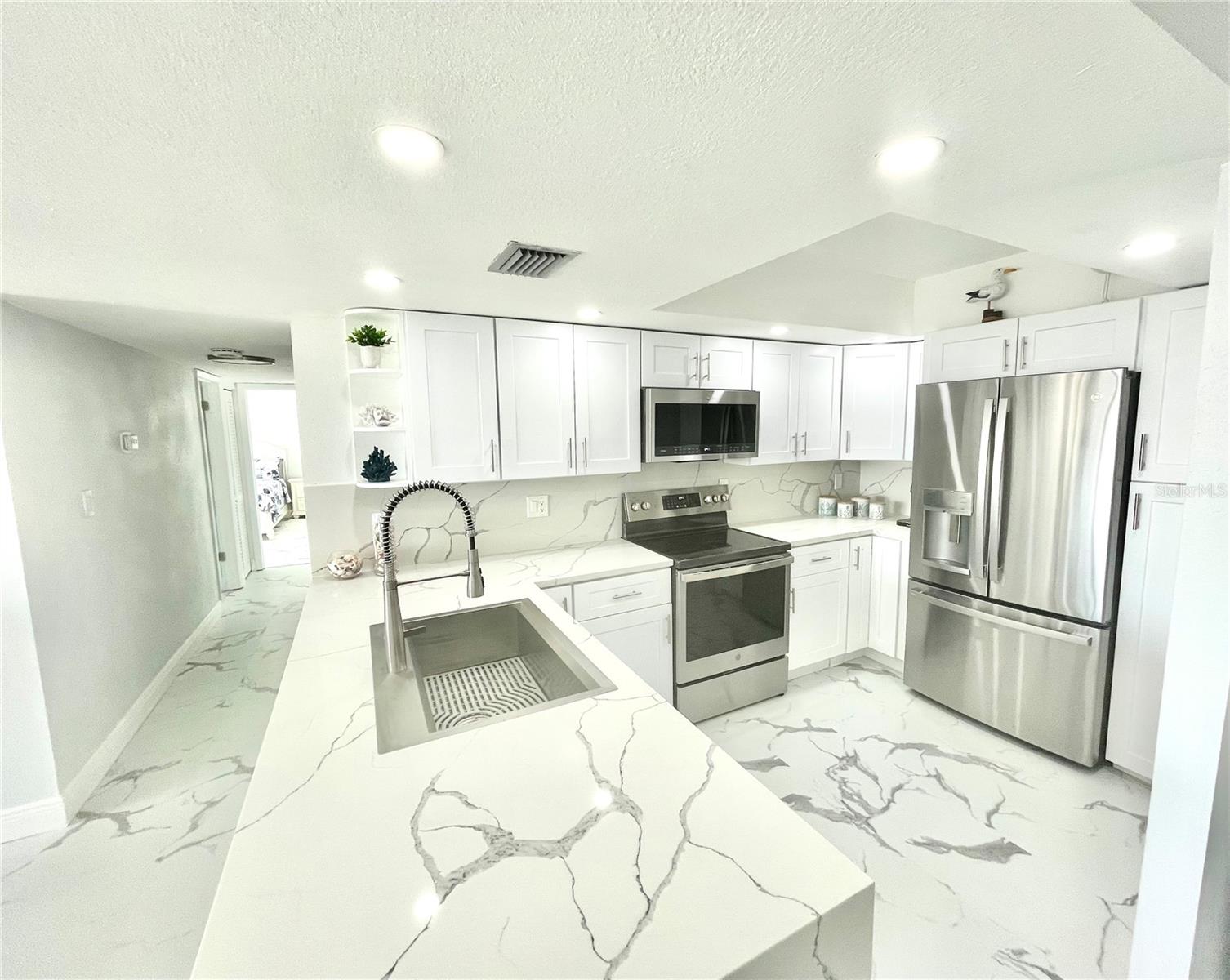 Listing photo id 13 for 1380 Gulf Boulevard 805