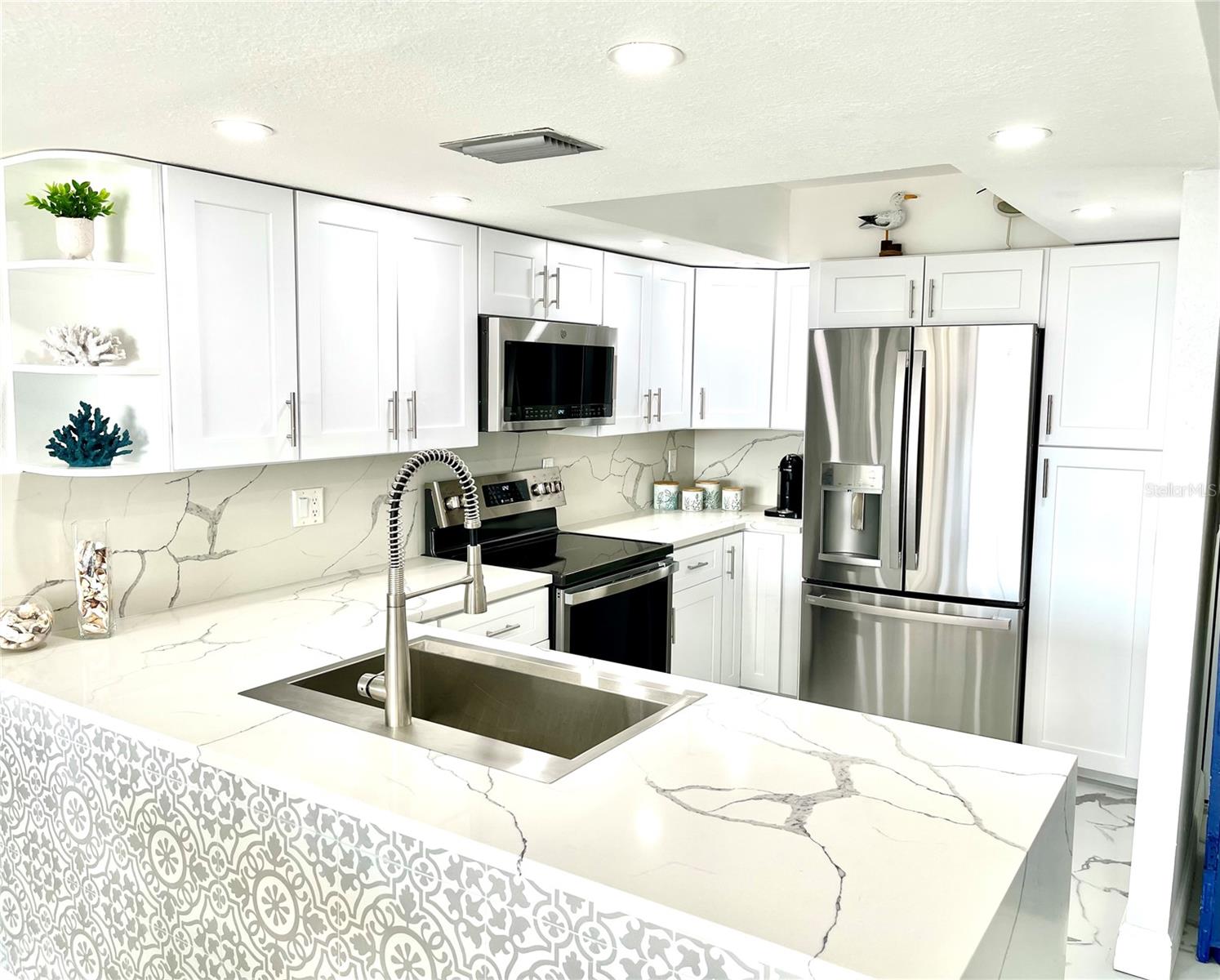 Listing photo id 14 for 1380 Gulf Boulevard 805