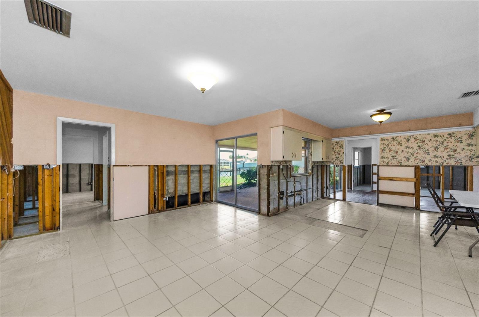 Image 30 of 66 For 2053 Iowa Avenue Ne