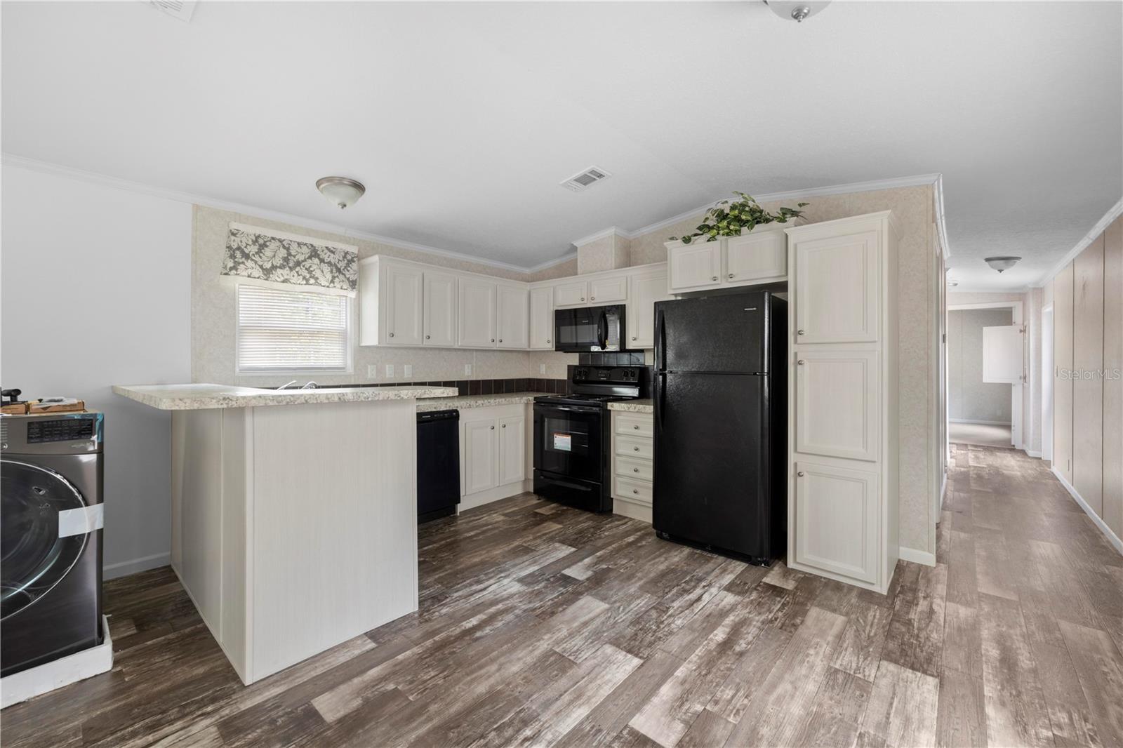 Listing photo id 9 for 4724 Forest Lake Drive
