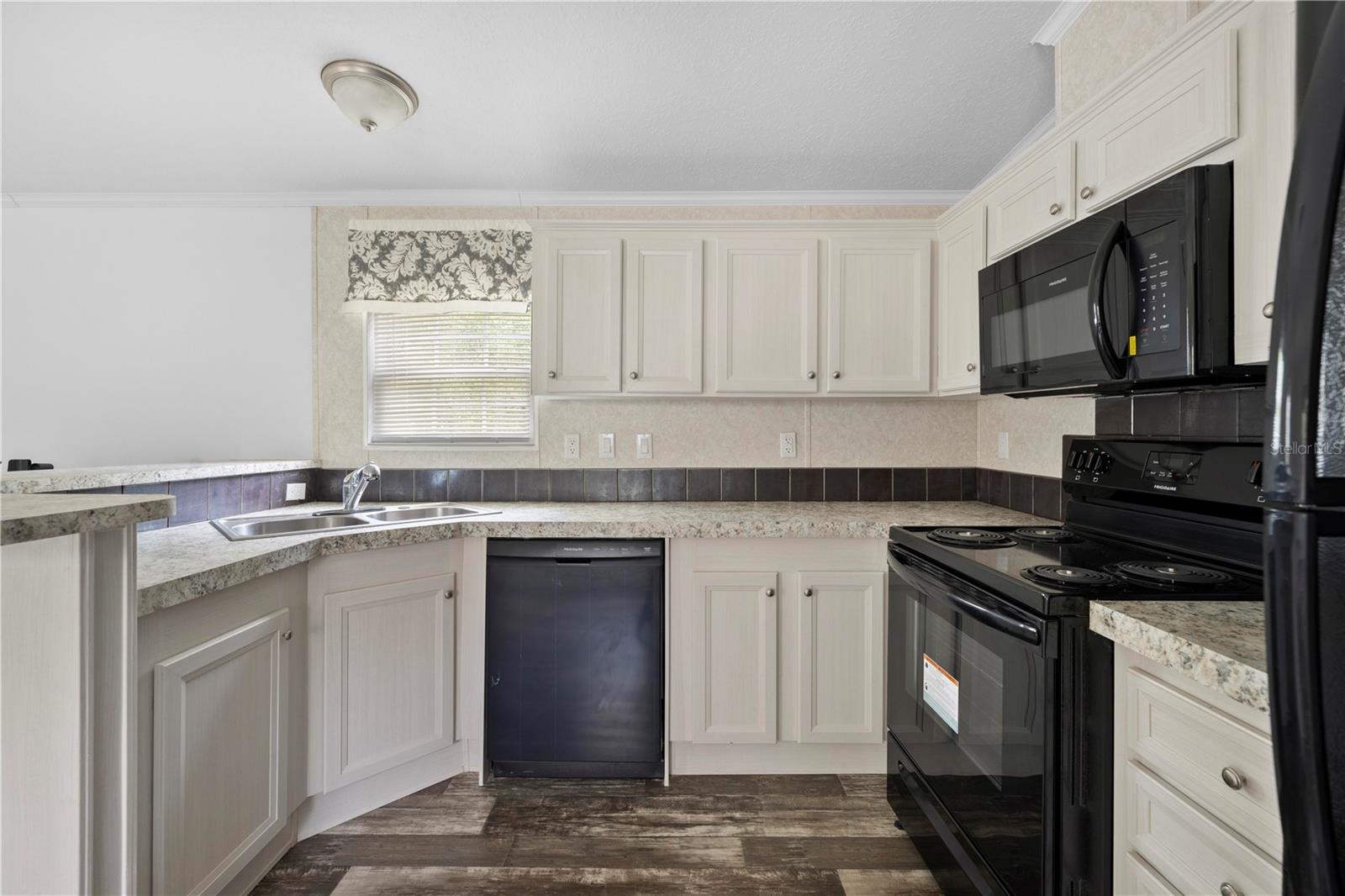 Listing photo id 10 for 4724 Forest Lake Drive