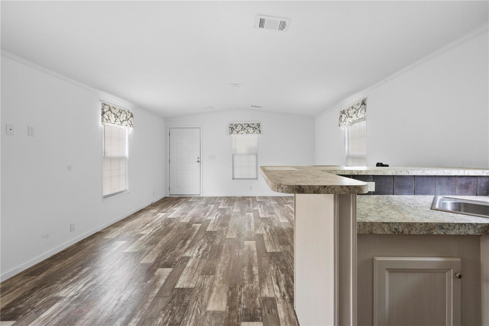 Listing photo id 11 for 4724 Forest Lake Drive