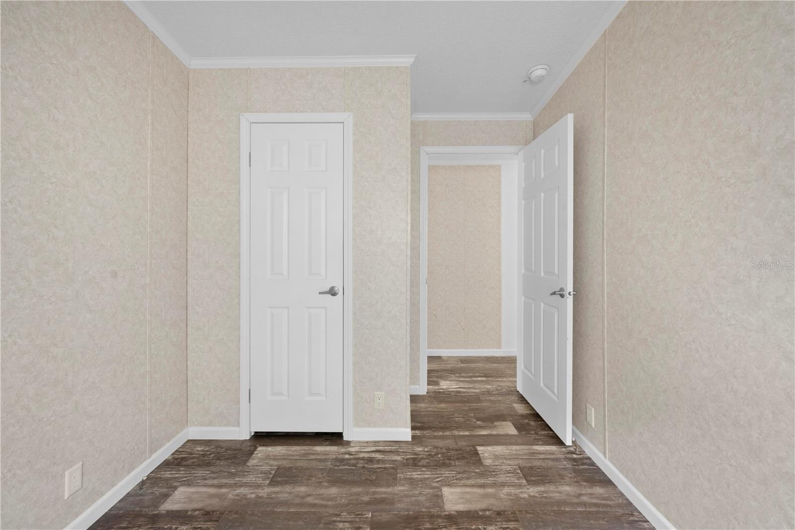 Listing photo id 15 for 4724 Forest Lake Drive