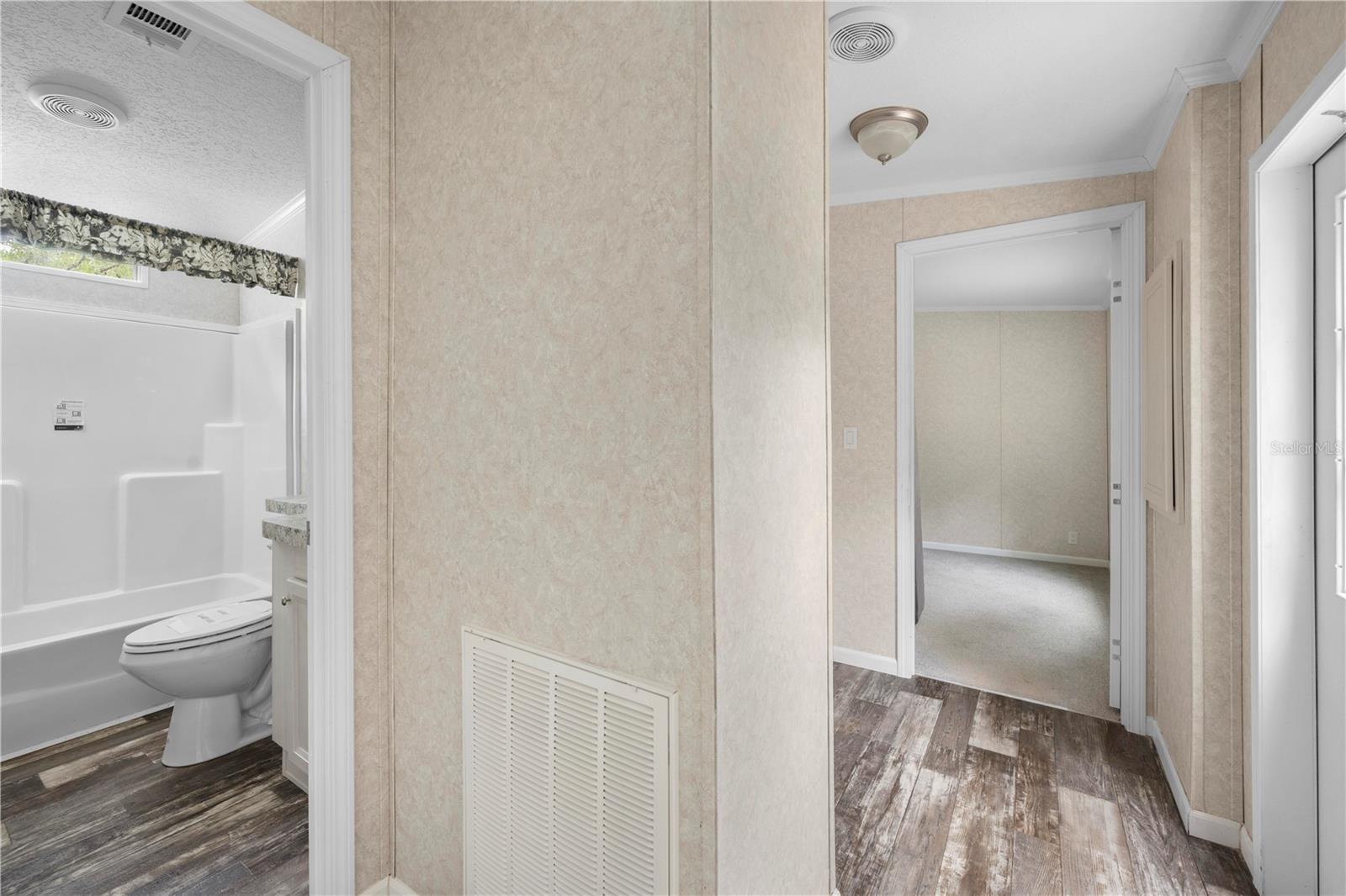 Listing photo id 17 for 4724 Forest Lake Drive