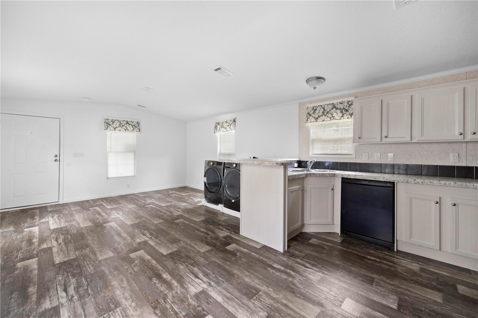 Listing photo id 3 for 4724 Forest Lake Drive
