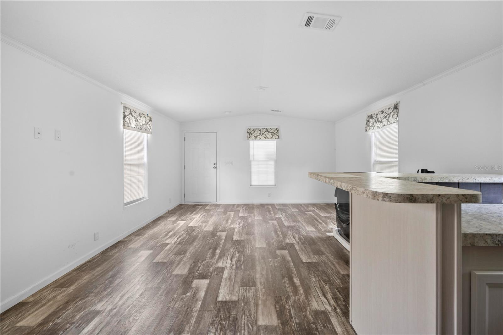 Listing photo id 4 for 4724 Forest Lake Drive