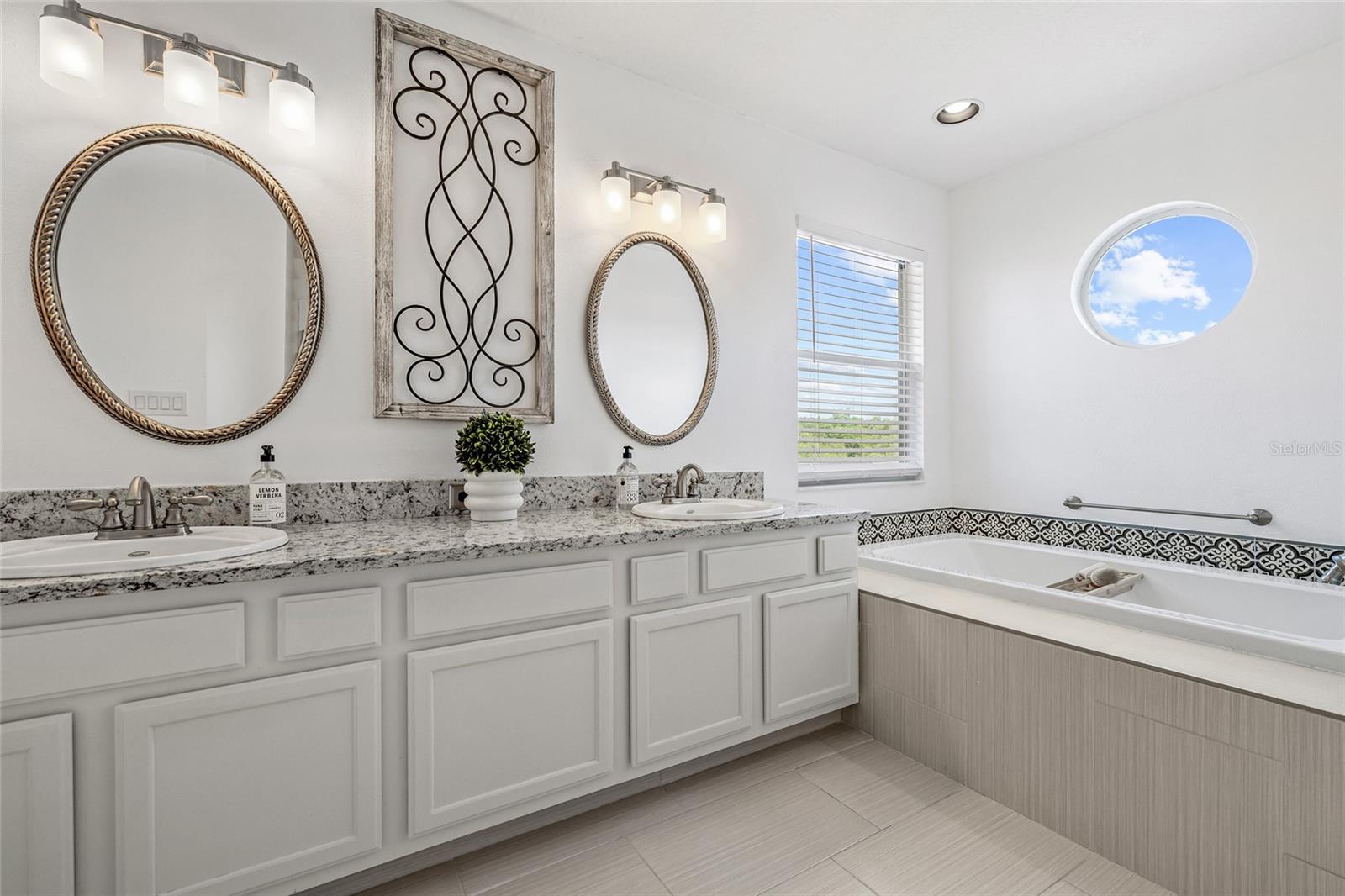 Image 20 of 67 For 1191 Darlington Oak Drive Ne