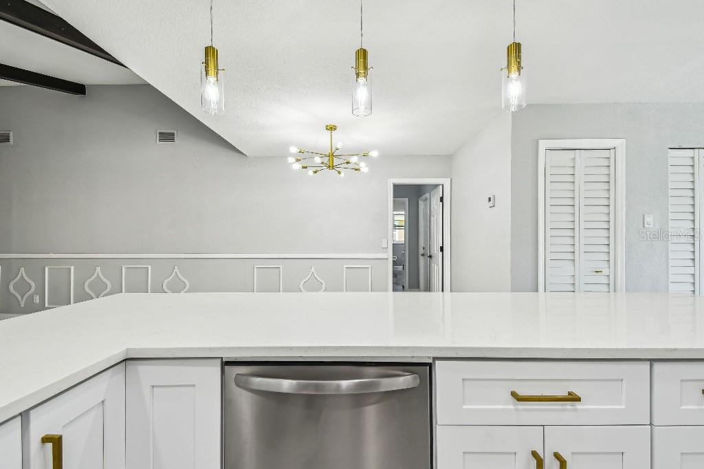 Image 11 of 50 For 325 Gladstone Boulevard