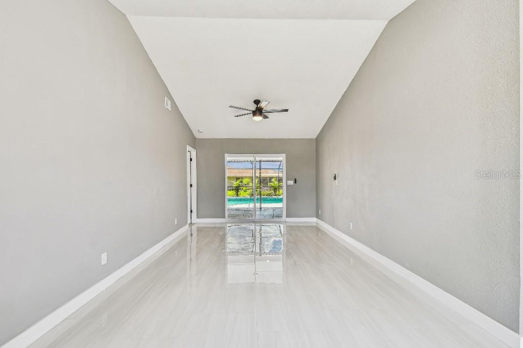 Image 22 of 50 For 325 Gladstone Boulevard