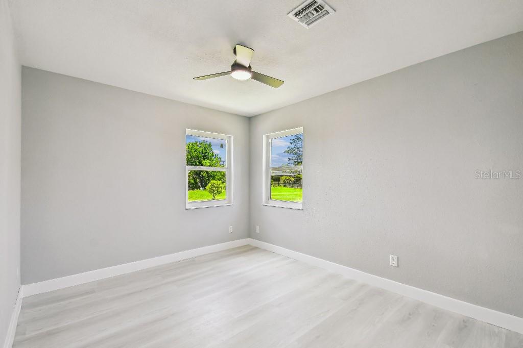 Image 33 of 50 For 325 Gladstone Boulevard