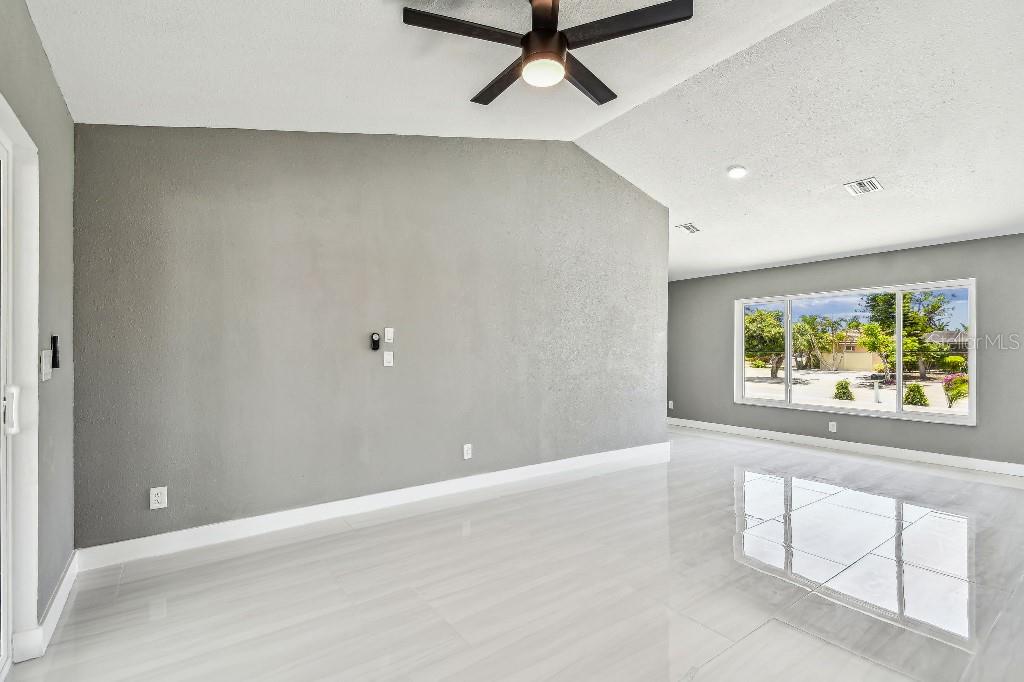 Image 41 of 50 For 325 Gladstone Boulevard
