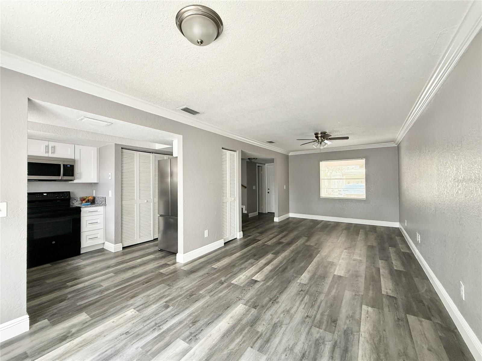Listing photo id 9 for 5229 Tennis Court Circle