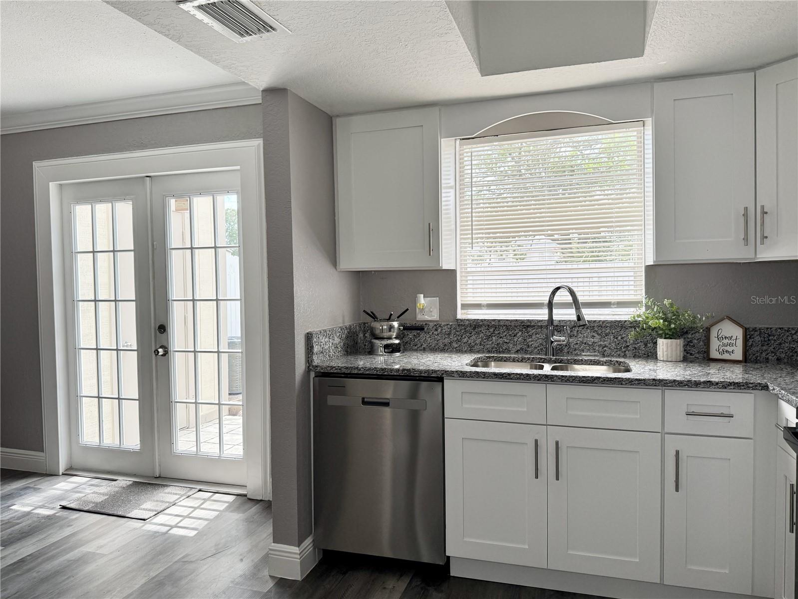 Listing photo id 5 for 5229 Tennis Court Circle