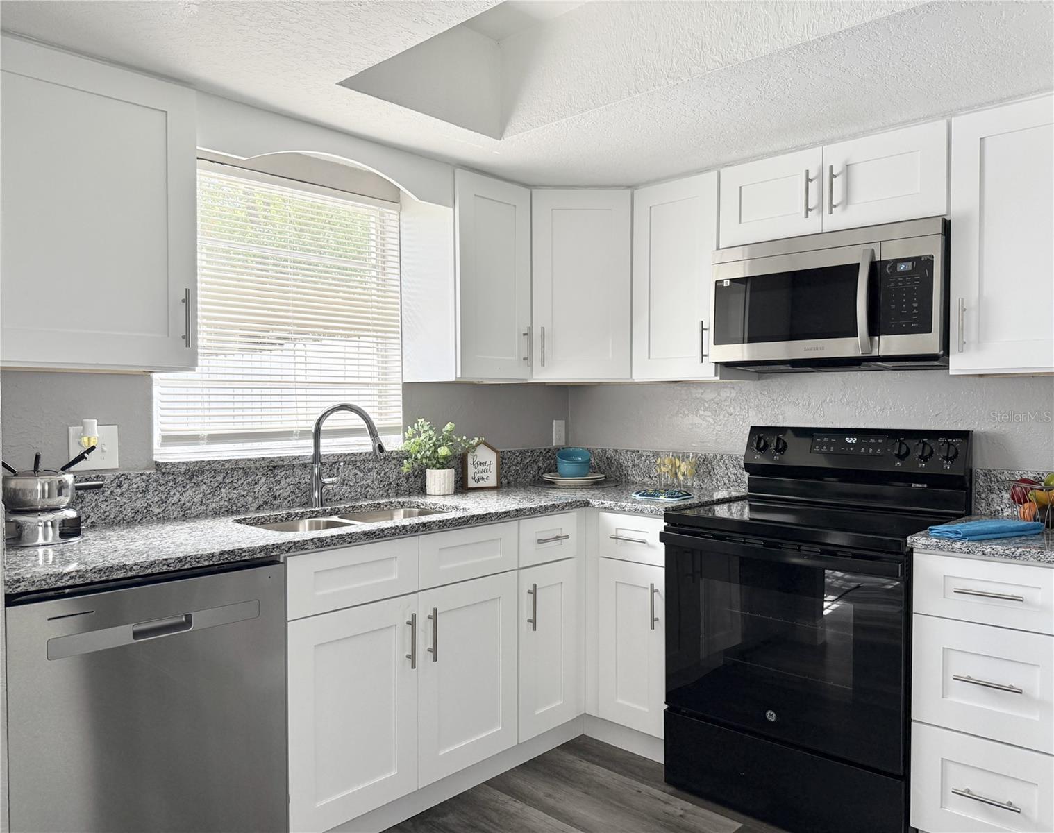 Listing photo id 6 for 5229 Tennis Court Circle