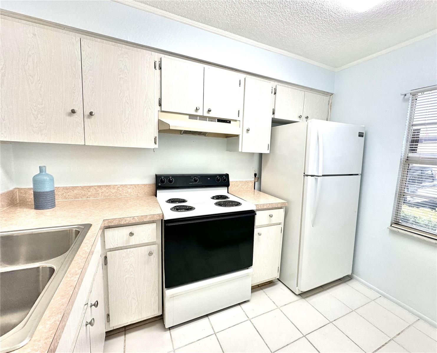 Image 3 of 35 For 13926 Mission Oaks Boulevard