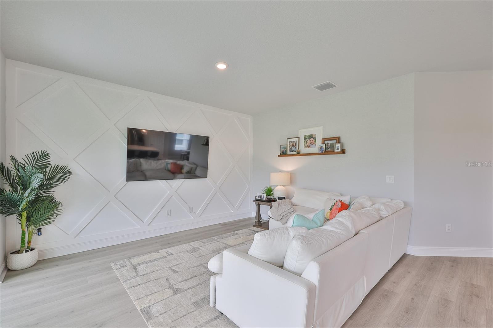Listing photo id 12 for 5511 Del Coronado Drive