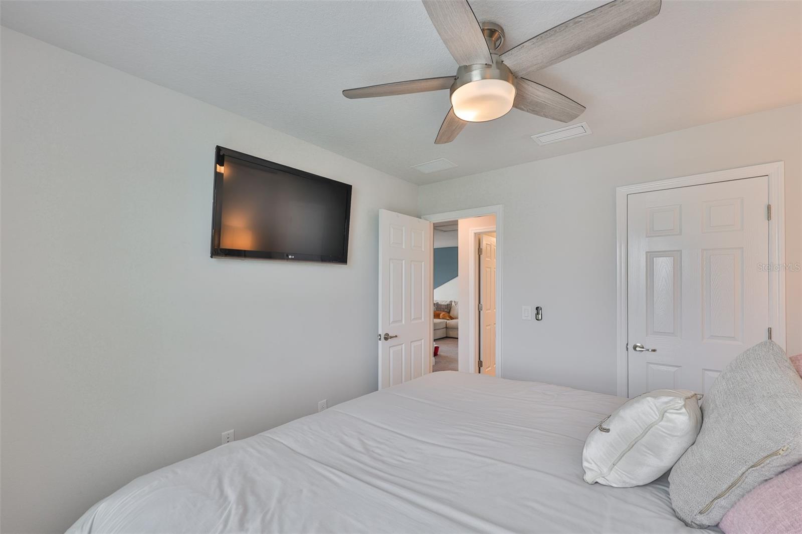 Listing photo id 32 for 5511 Del Coronado Drive