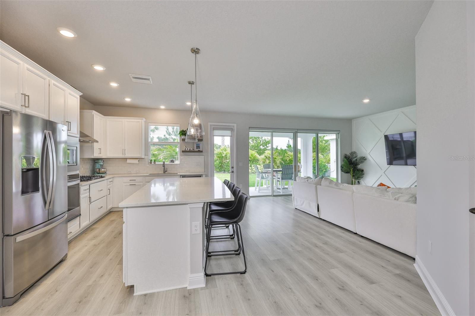 Listing photo id 5 for 5511 Del Coronado Drive