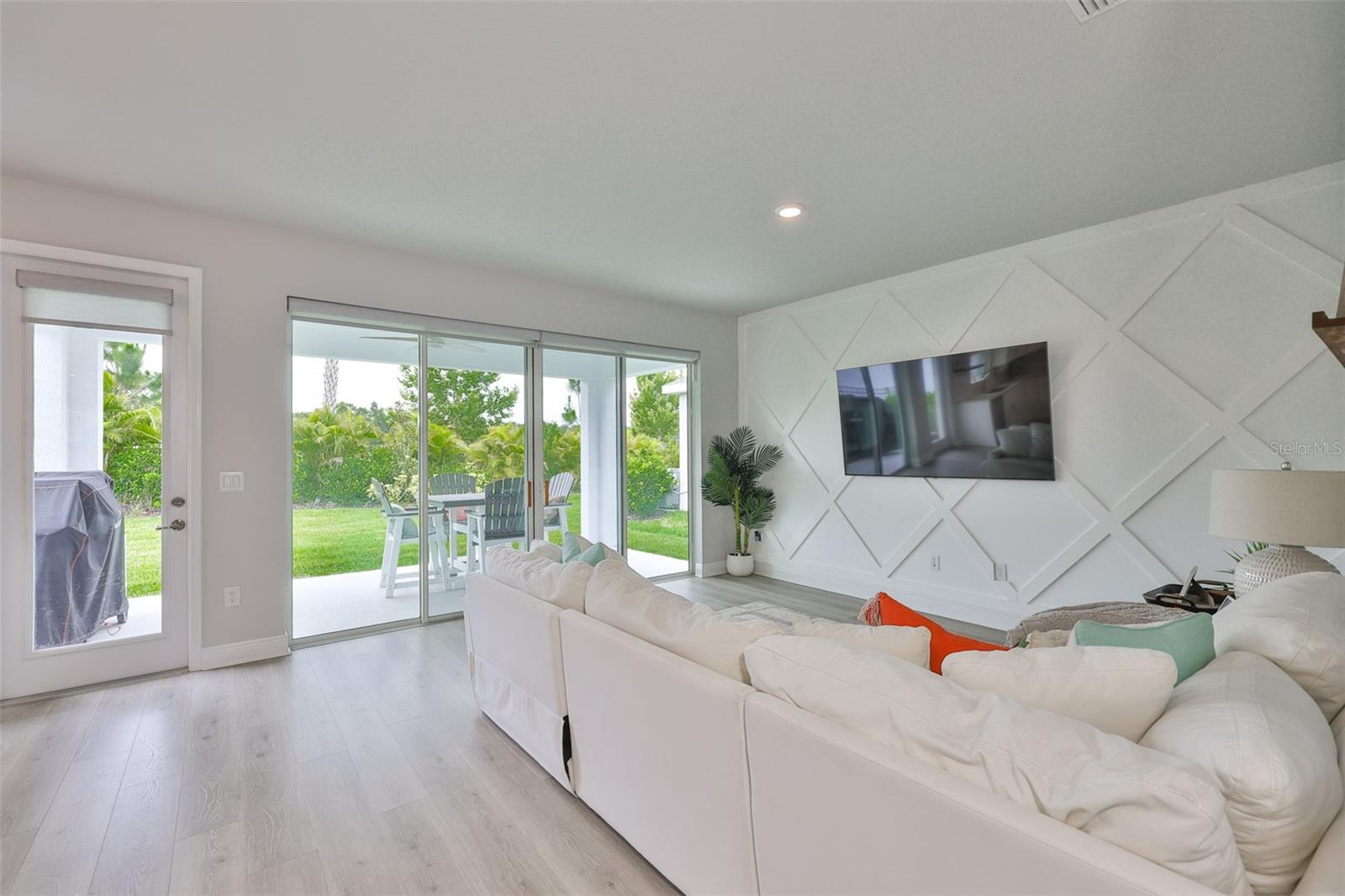 Listing photo id 7 for 5511 Del Coronado Drive