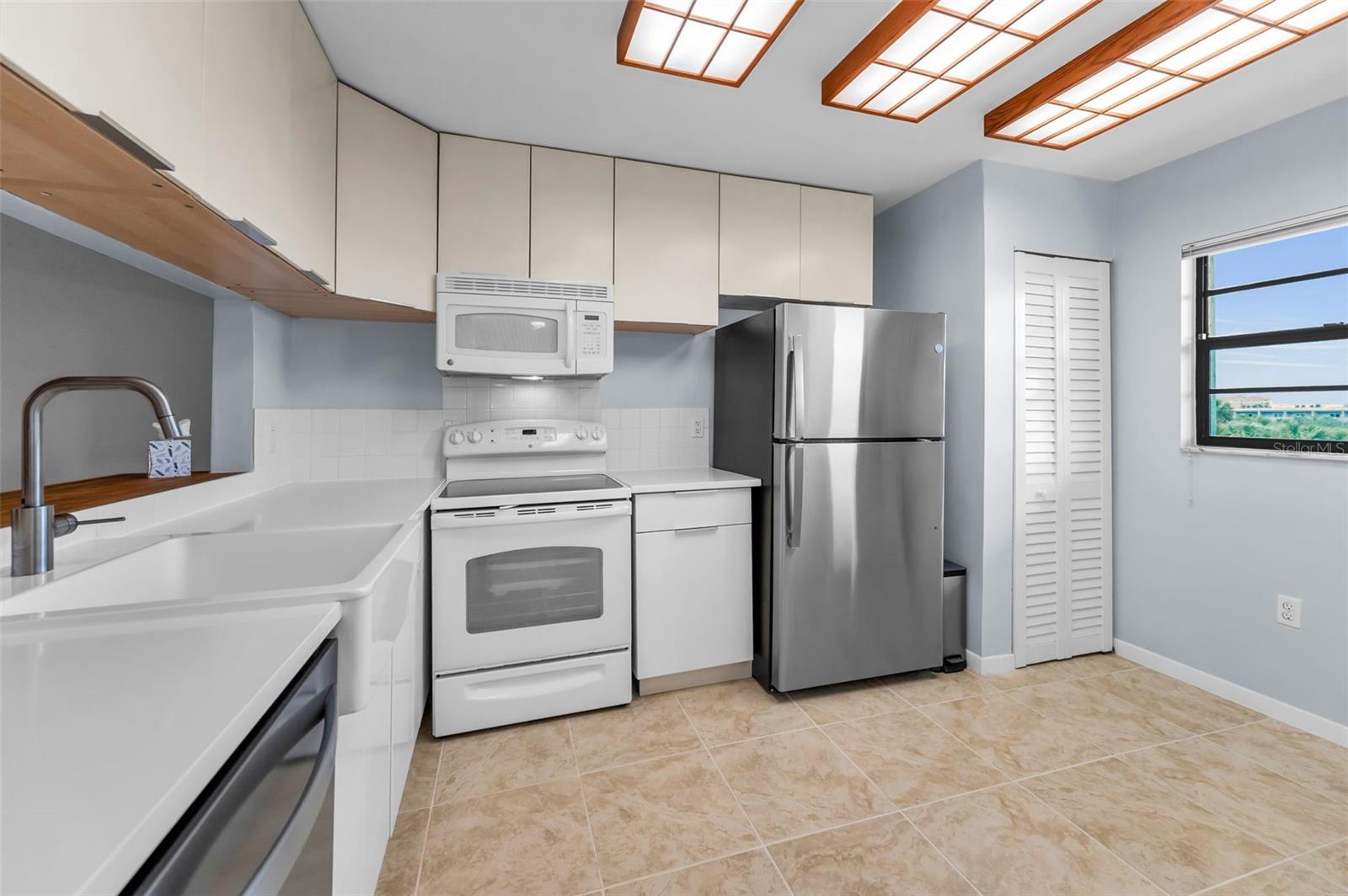 Image 13 of 69 For 19531 Gulf Boulevard 306