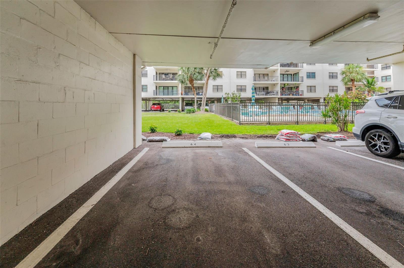 Image 37 of 69 For 19531 Gulf Boulevard 306