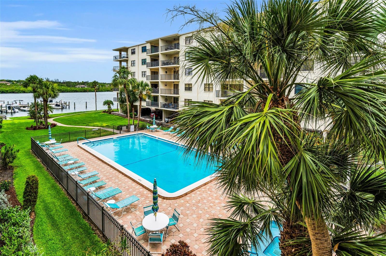 Image 7 of 69 For 19531 Gulf Boulevard 306