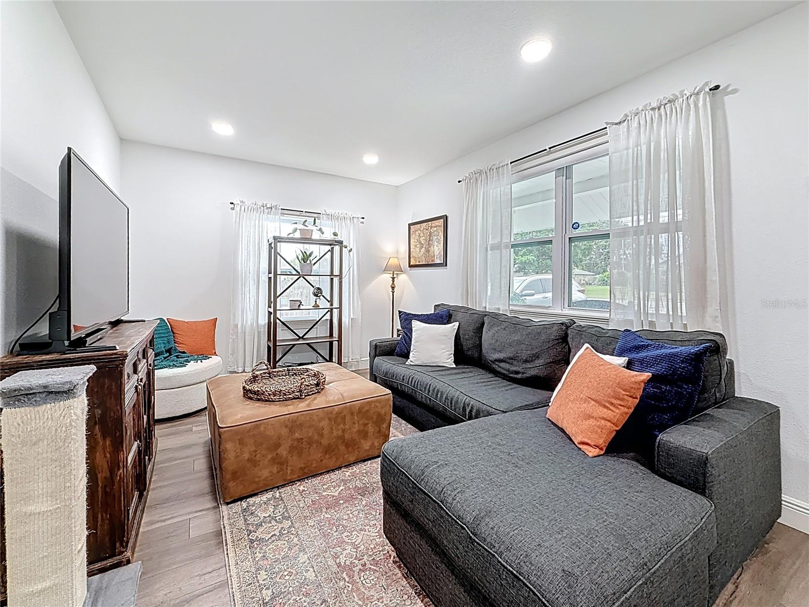 Listing photo id 11 for 4339 58 Avenue N