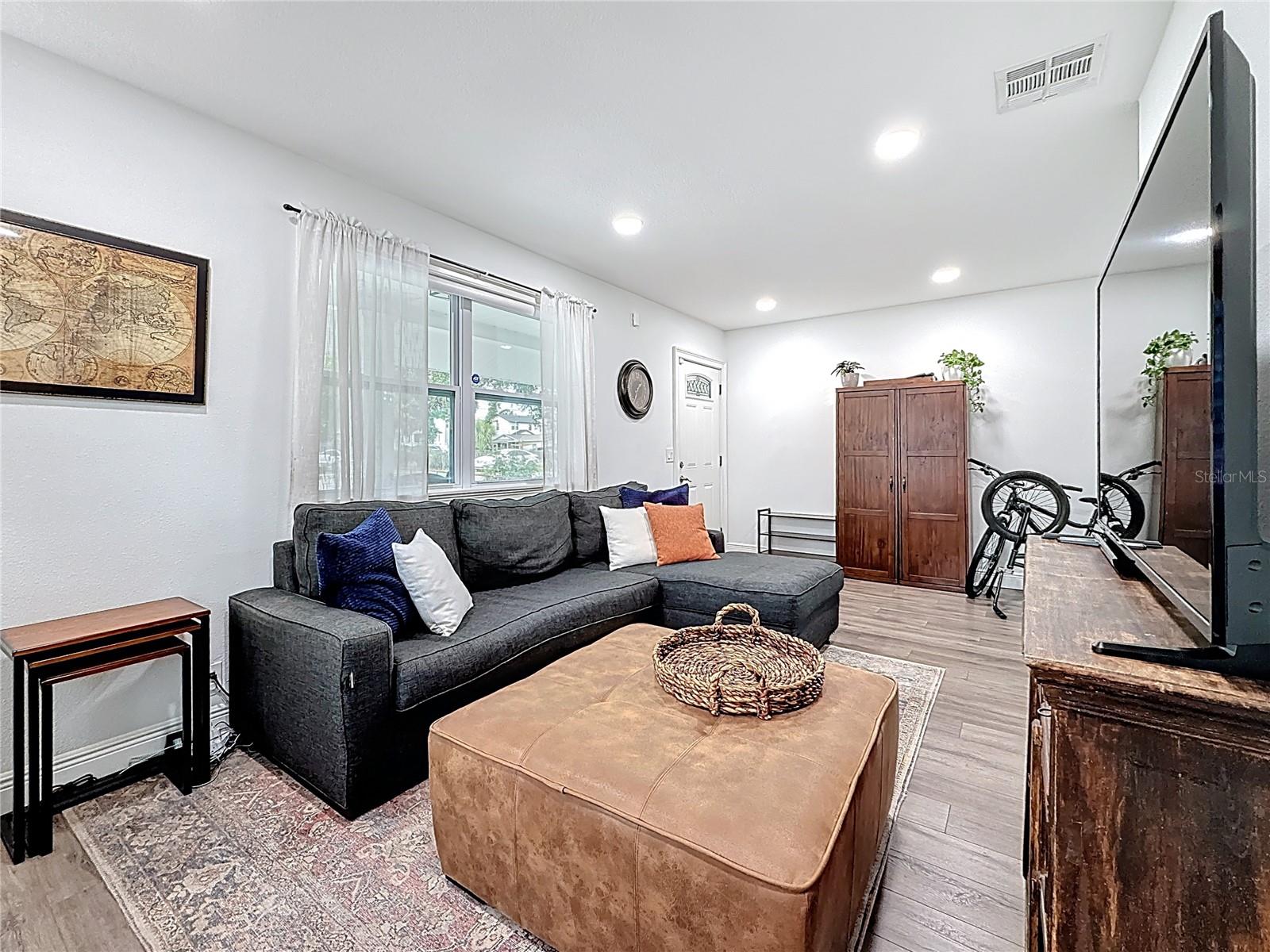Listing photo id 12 for 4339 58 Avenue N