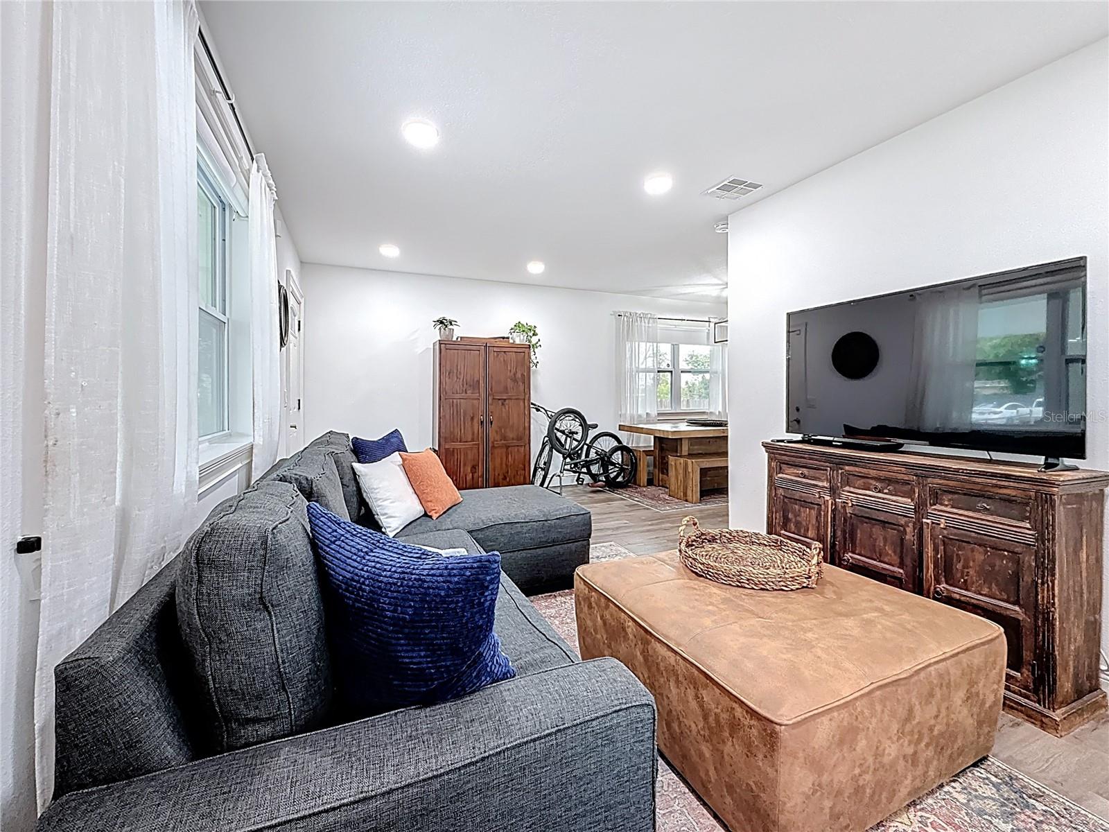 Listing photo id 13 for 4339 58 Avenue N