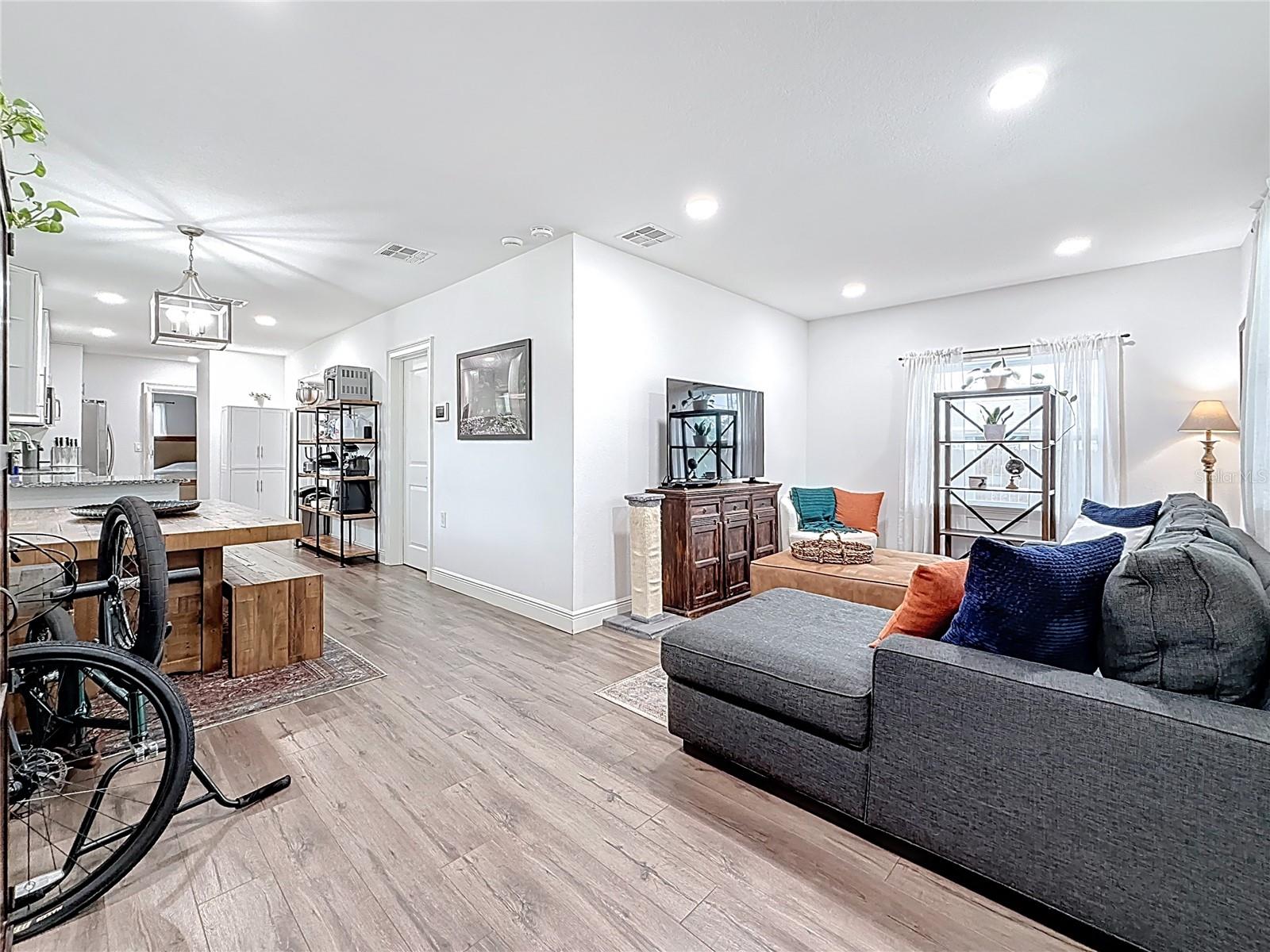 Listing photo id 14 for 4339 58 Avenue N