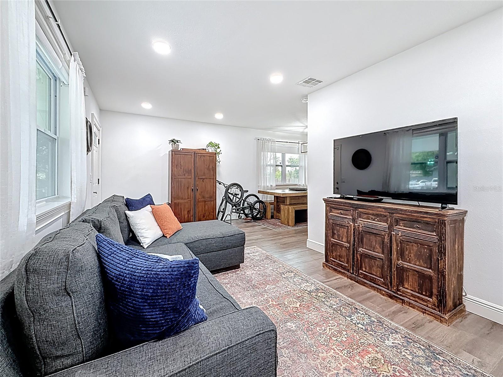 Listing photo id 15 for 4339 58 Avenue N
