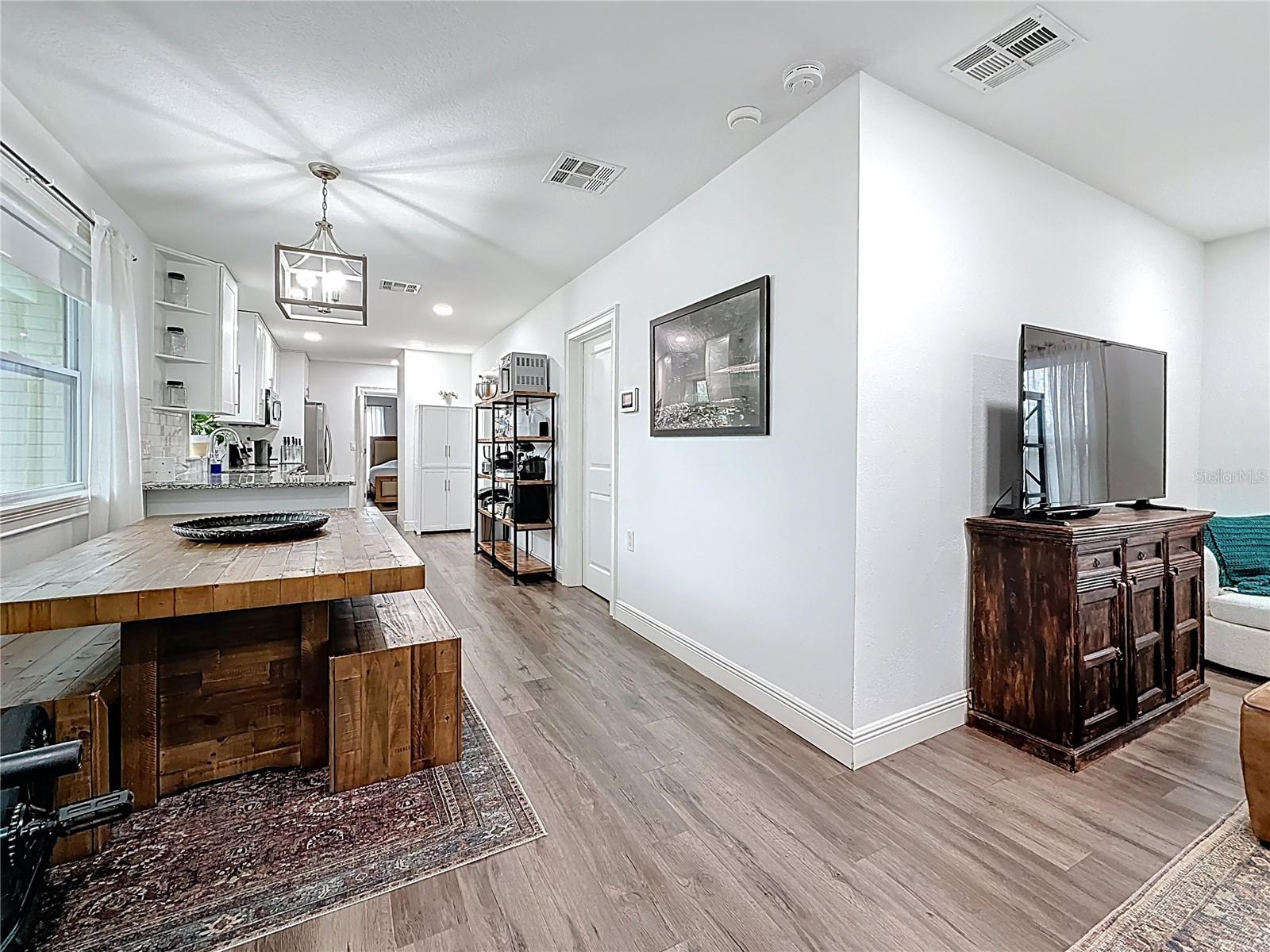 Listing photo id 17 for 4339 58 Avenue N
