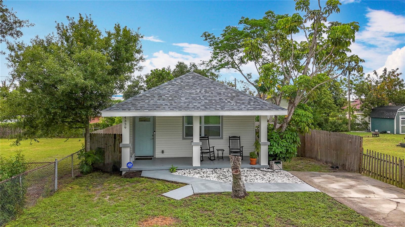 Listing photo id 3 for 4339 58 Avenue N