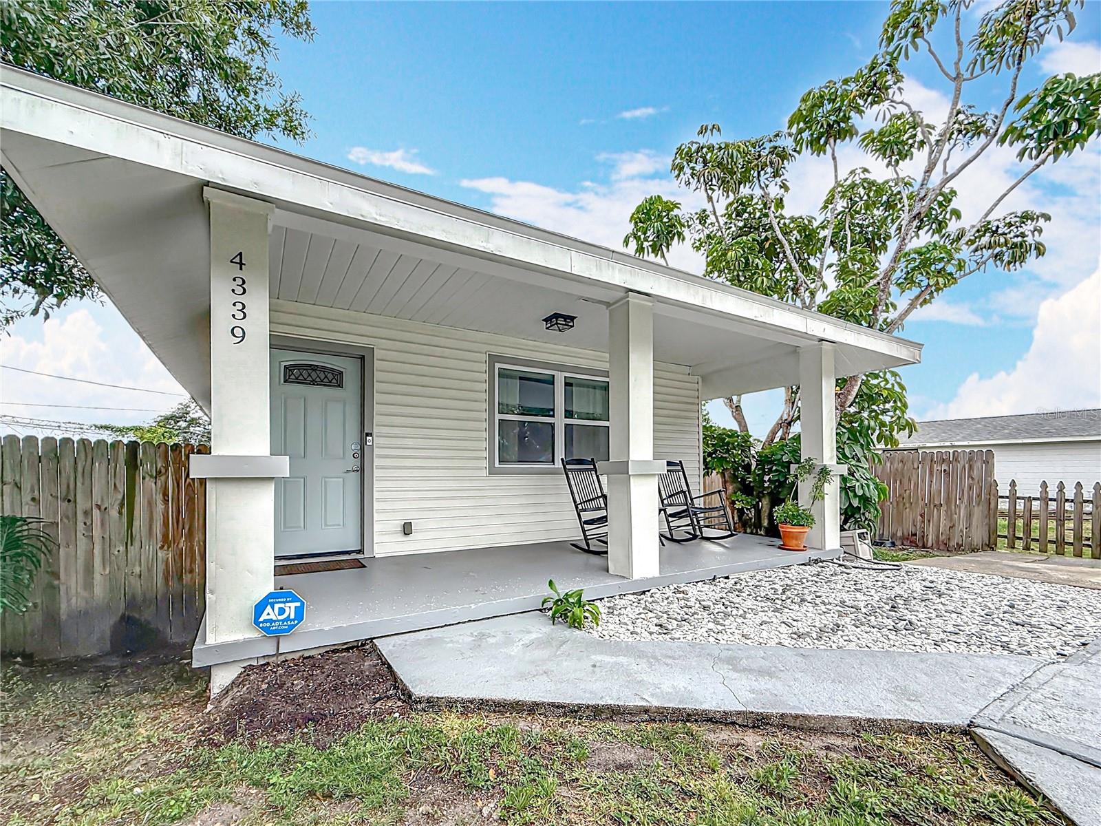 Listing photo id 4 for 4339 58 Avenue N