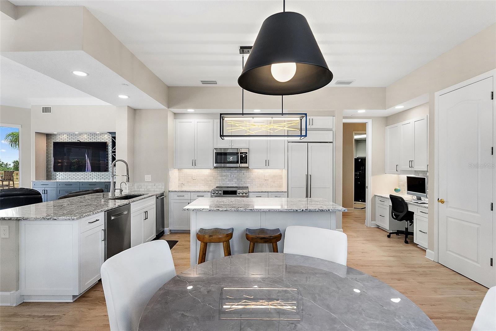 Listing photo id 12 for 100 Beach Drive Ne 301