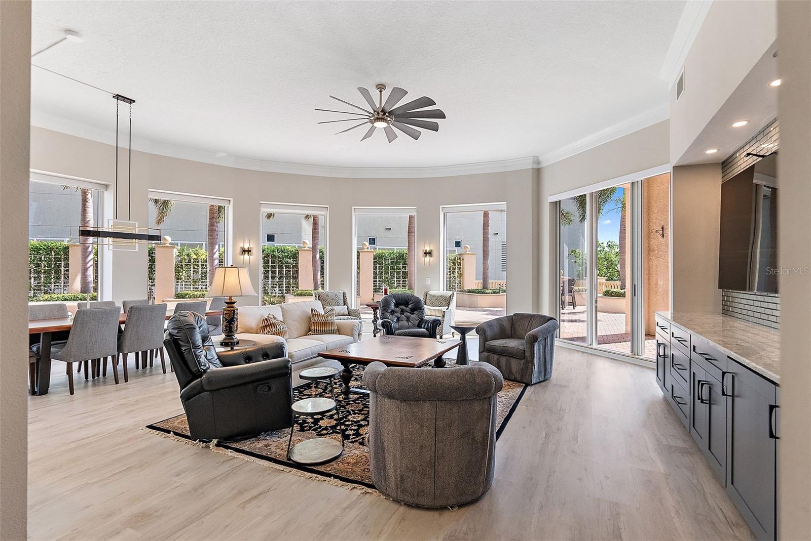 Listing photo id 18 for 100 Beach Drive Ne 301
