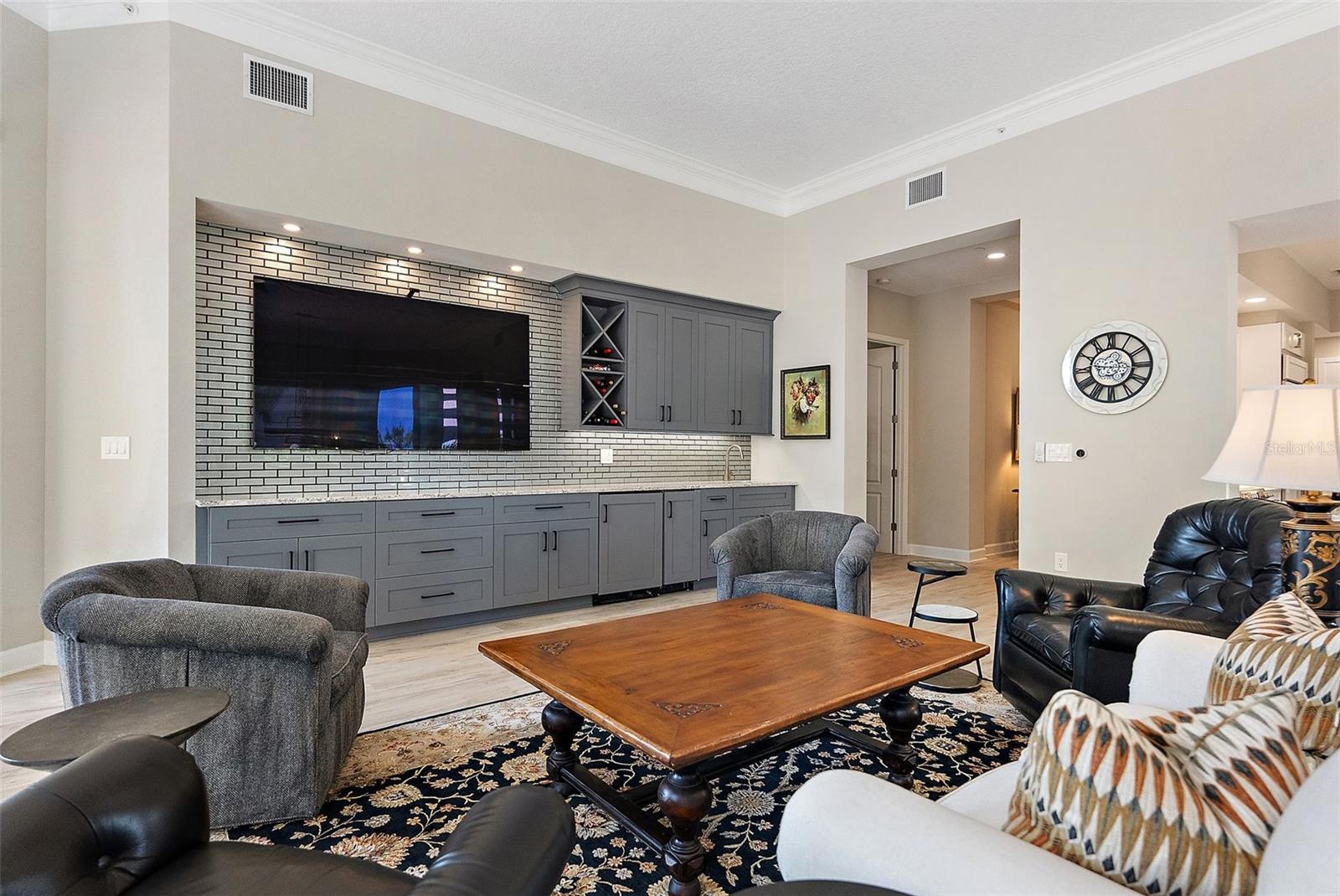 Listing photo id 19 for 100 Beach Drive Ne 301