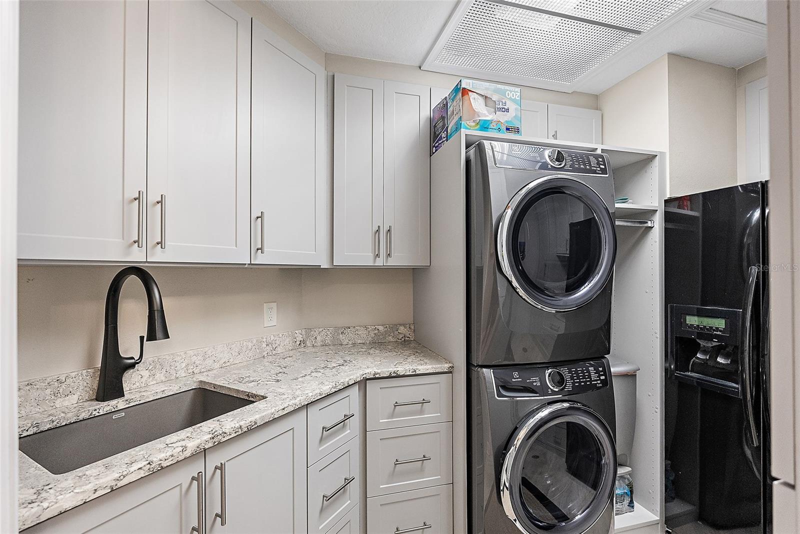 Listing photo id 2 for 100 Beach Drive Ne 301