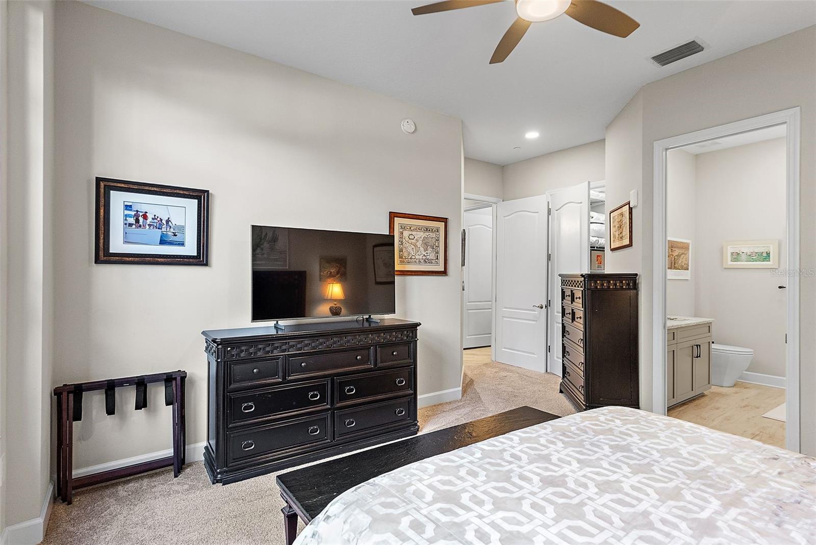 Listing photo id 44 for 100 Beach Drive Ne 301