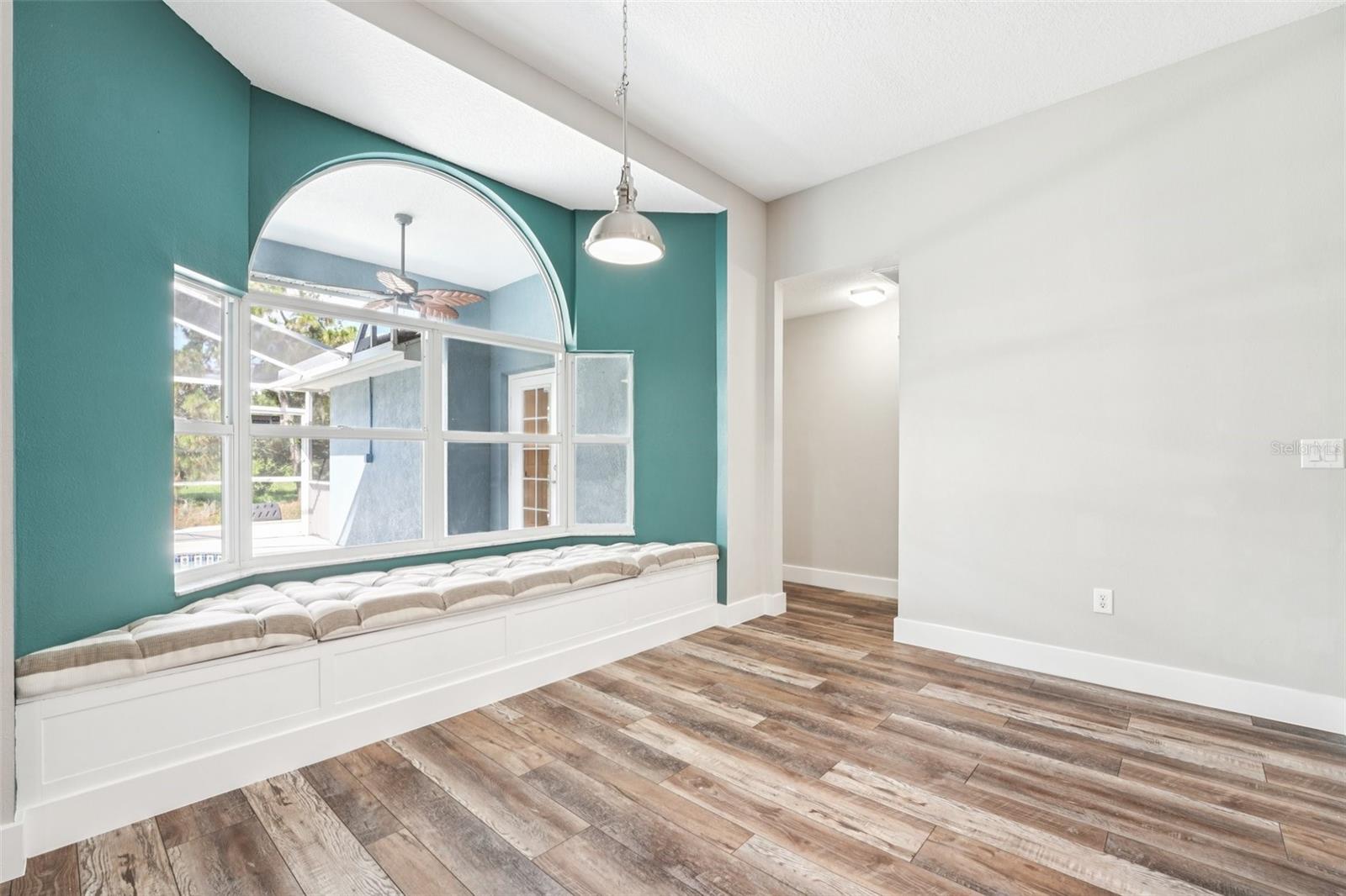 Image 11 of 36 For 18712 Forest Glen Court